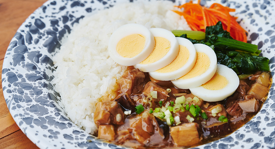 三吉スパイス 角煮丼の写真