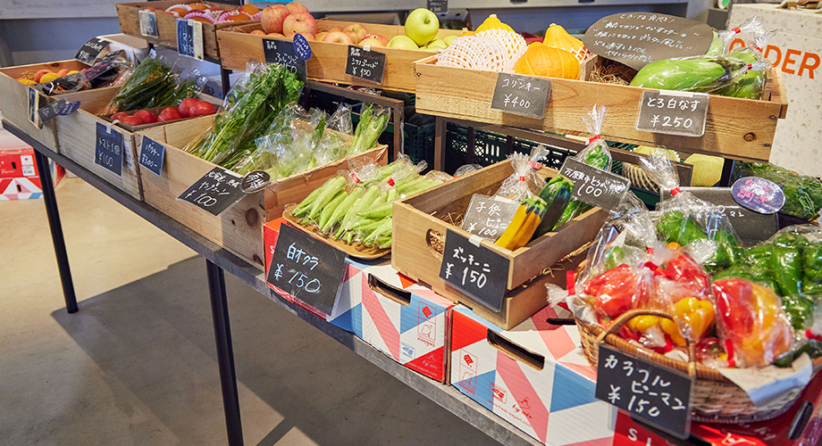 マルシェも開催中の様子。棚に並ぶ販売中の野菜