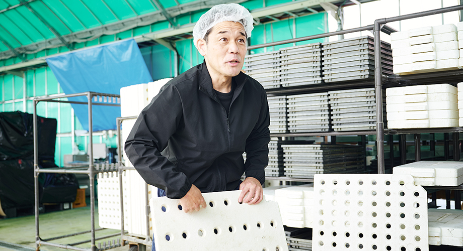 プレートの説明をする谷口さん